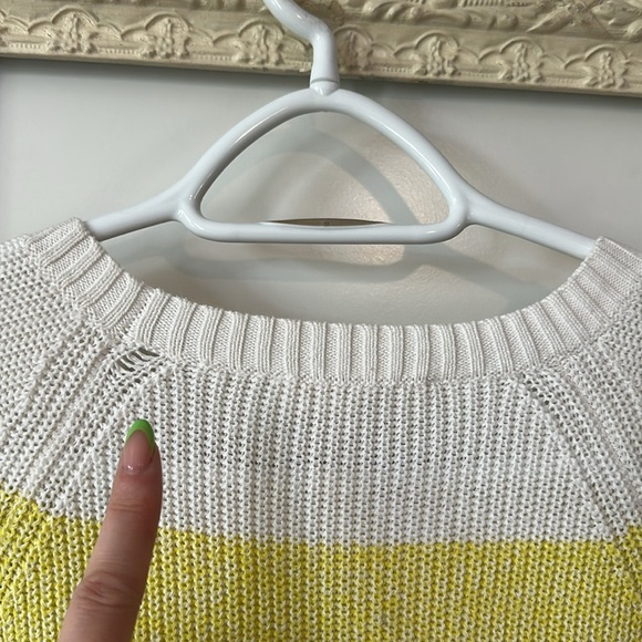 VINCE CAMUTO | Yellow and White Ombrรฉ Crew Neck Sweater - Picture 6 of 11